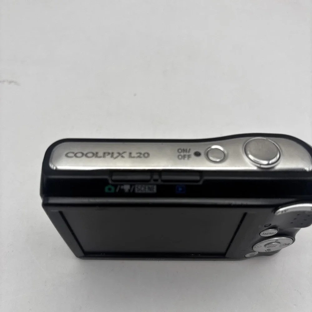 Nikon COOLPIX L20 10.0MP Digital  - No Battery/ No‎ Charger - For Parts Only